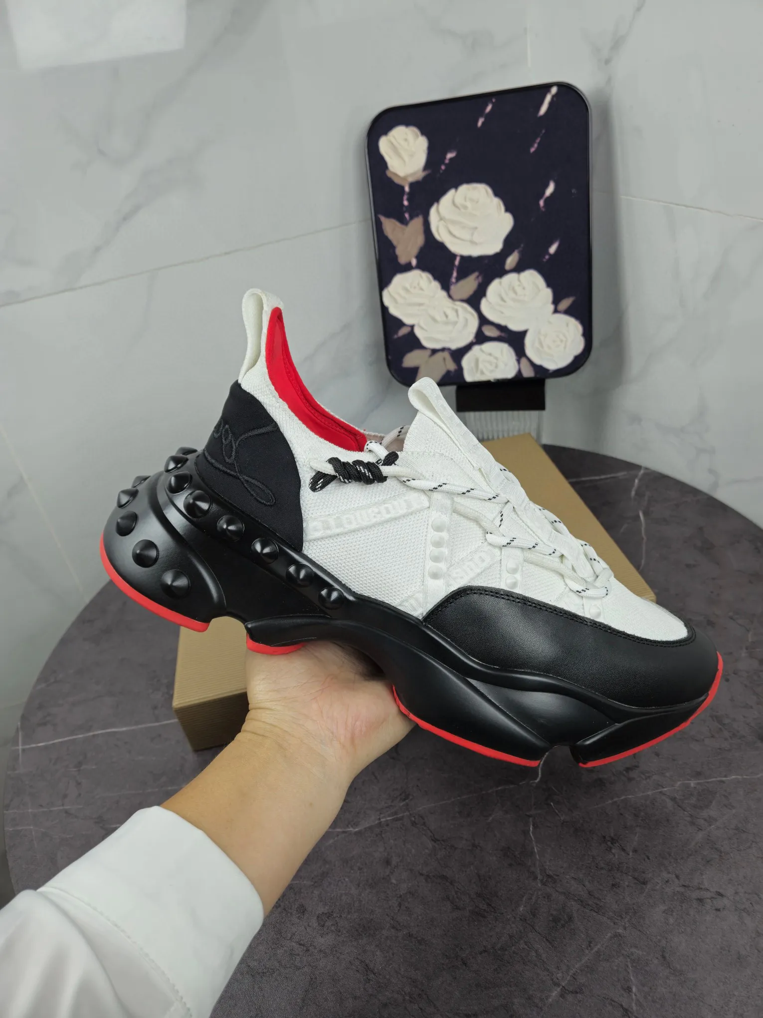 💰¥680 Original item from trendy brand Chri*stian loubou*tin, the latest series of CL red-soled shoes for casual couples. The upper is made of imported Lycra + high-density breathable fly weave, and the environmentally friendly high-elastic suction mold pad will never delaminate. The outsole is made of super non-slip and wear-resistant PU + vacuuming. Two-color combination Size: Female 35-43 Male 38-47 Comes with handbag, card, shoehorn" full package (Female 41 42 43 men 46 47 customized)